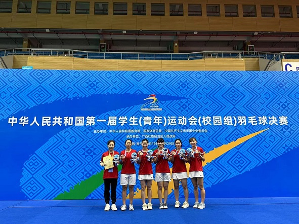 校園組: 吳詠瑢、尤漫瑩、曾曉昕、梁悅儀及 傅智恩奪得羽毛球女子團體賽銀牌
