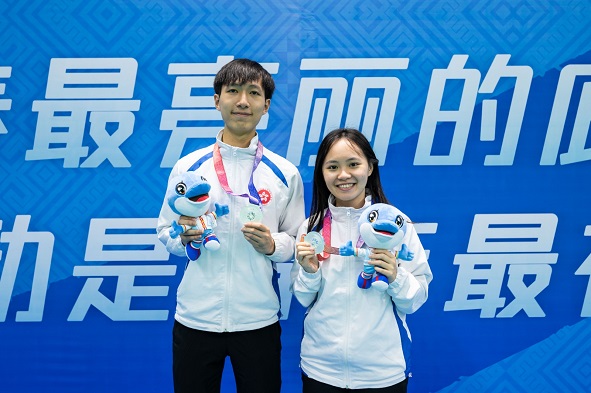 校園組: 劉宇浩及黃麗青奪得毽球男女混合雙人 賽銀牌