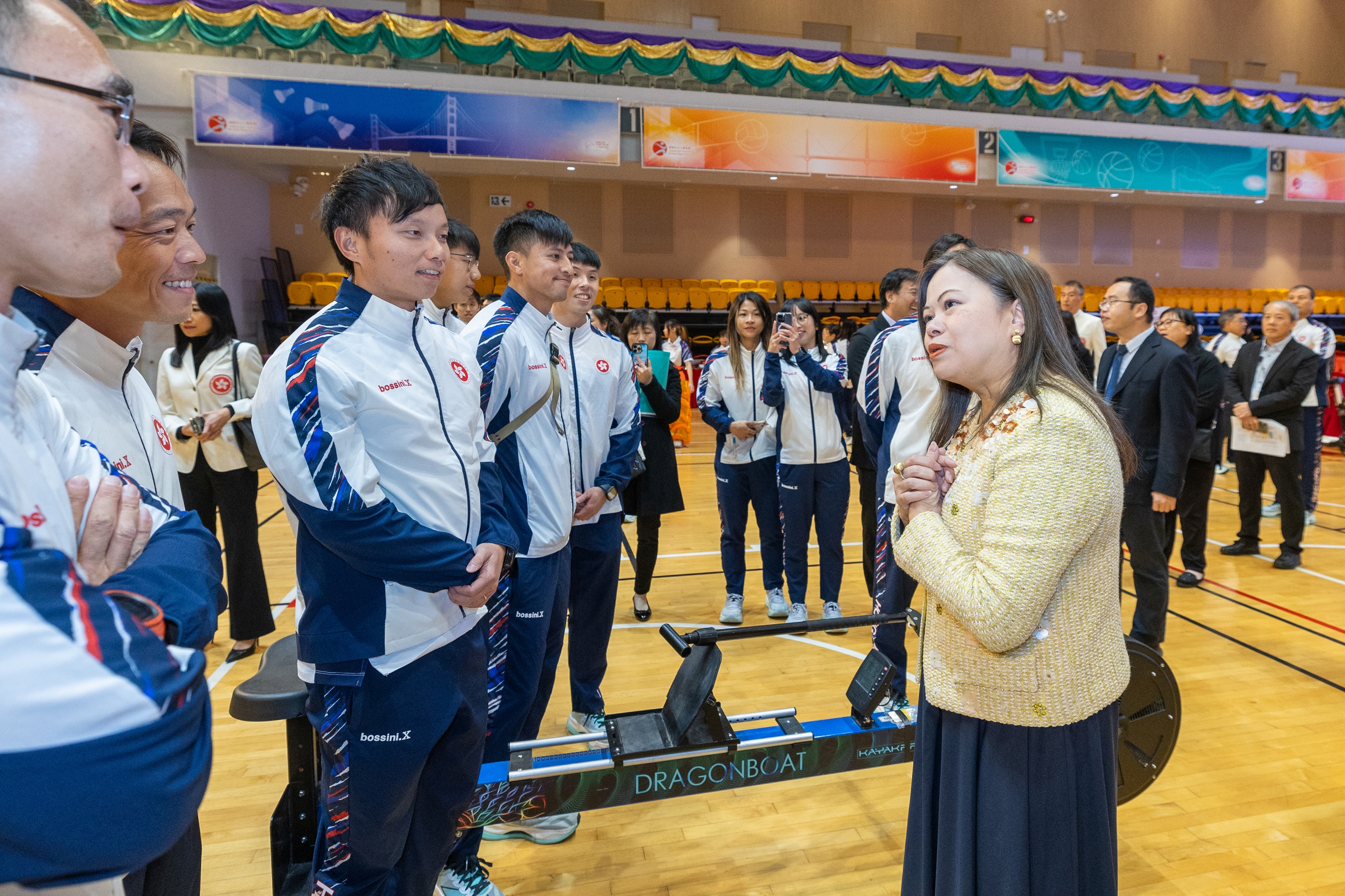 文化體育及旅遊局局長兼代表團團長羅淑佩與龍舟運動員交流 